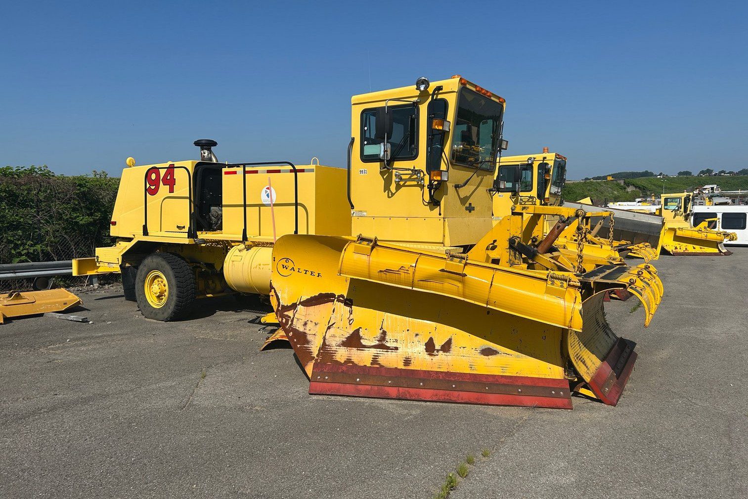1992 Oshkosh HB-2518 28ft Snow Plow 3 x 2 Side View